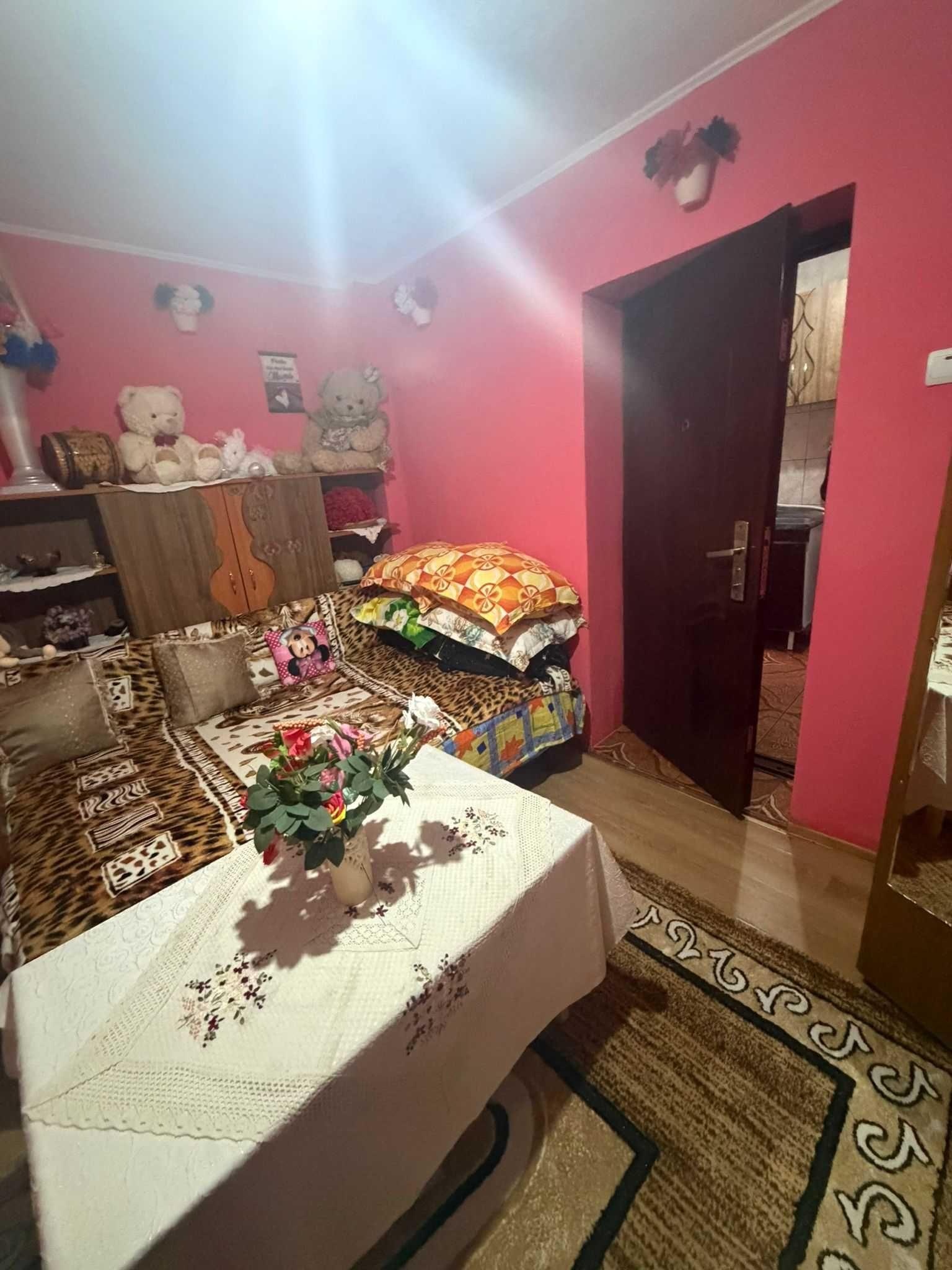 Camera de închiriat la curte zona apărători patriei sec 4