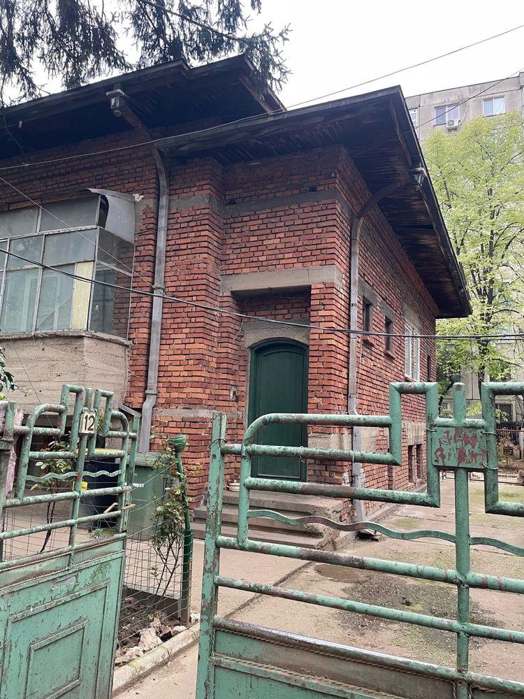 Vand Casa la curte zona Rahova