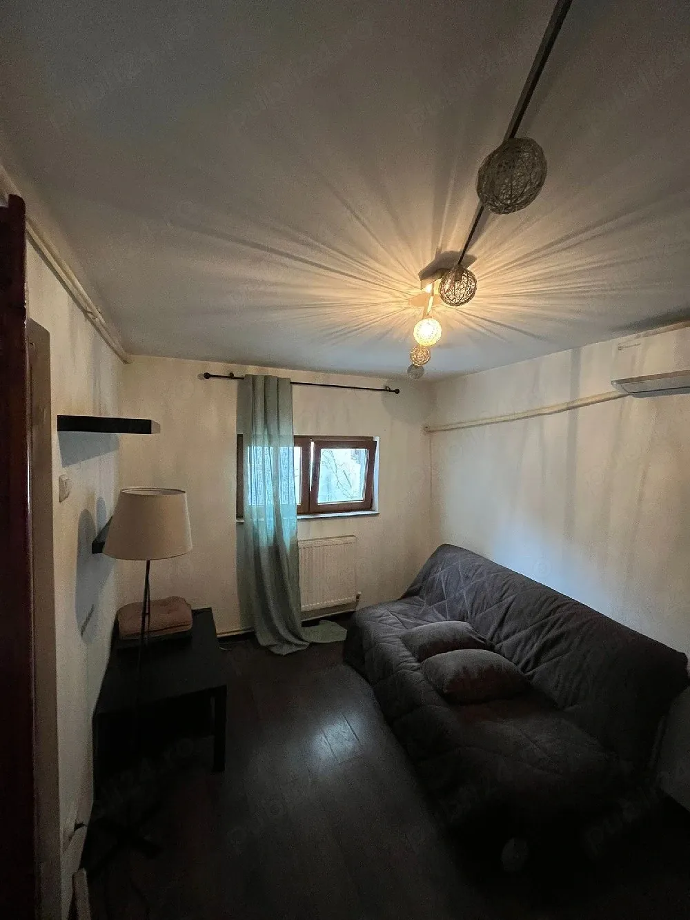 închiriez casa la curte 2 camere central Popa Nan