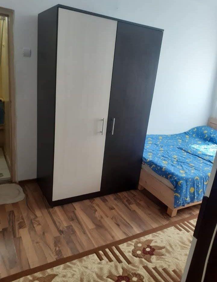 Vand garsoniera zona razboieni  parter .