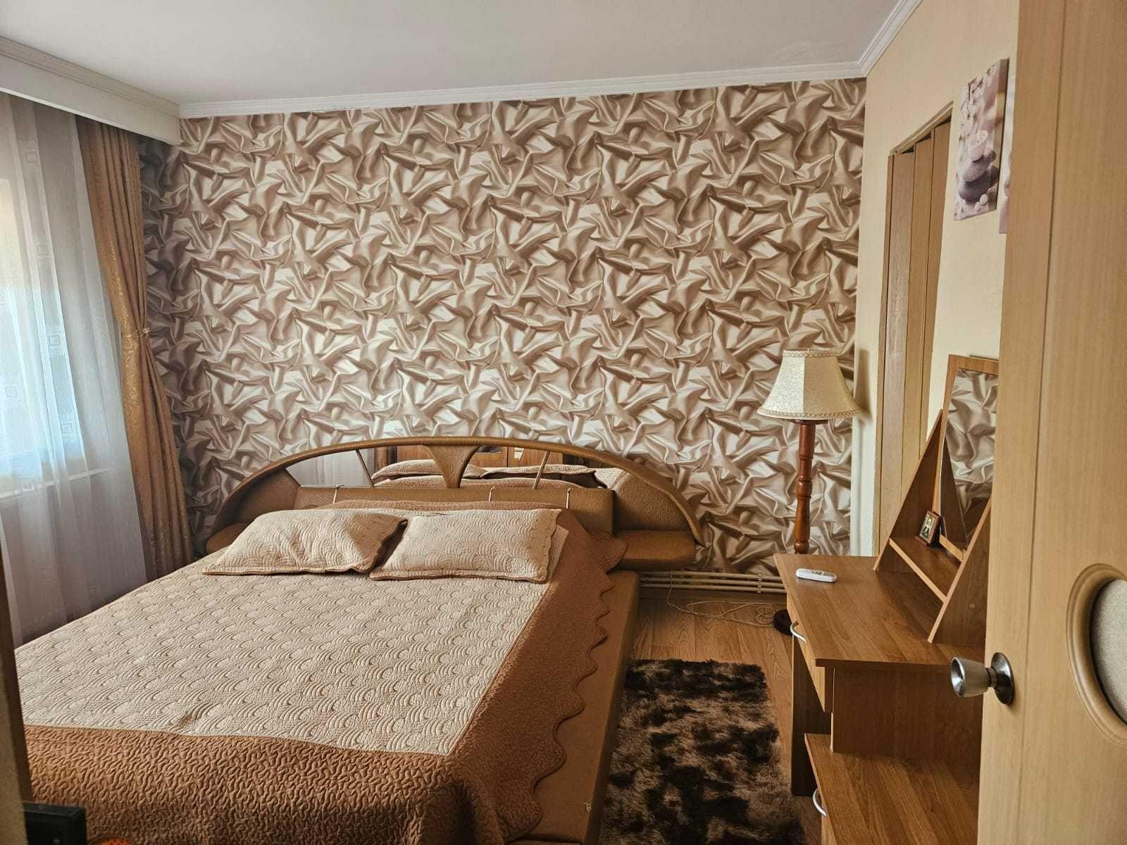 PROPRIETAR, inchiriez ap 3 camere ULTRACENTRAL, total mobilat si renovat