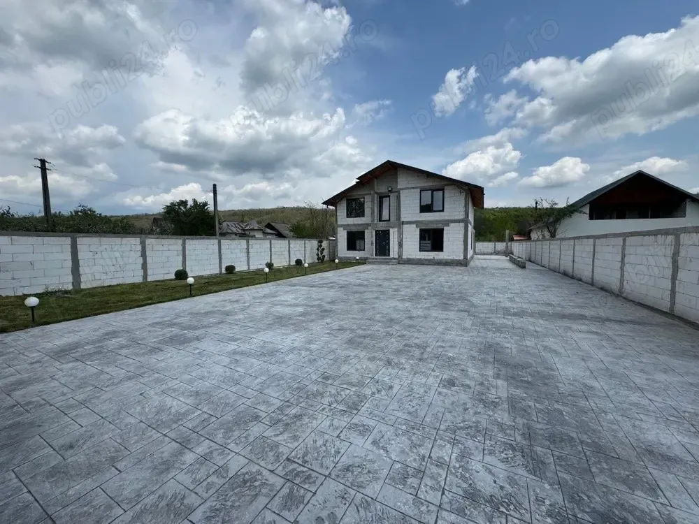 Vând casă la preț foarte bun. Zonă liniștită, ideală pentru familie