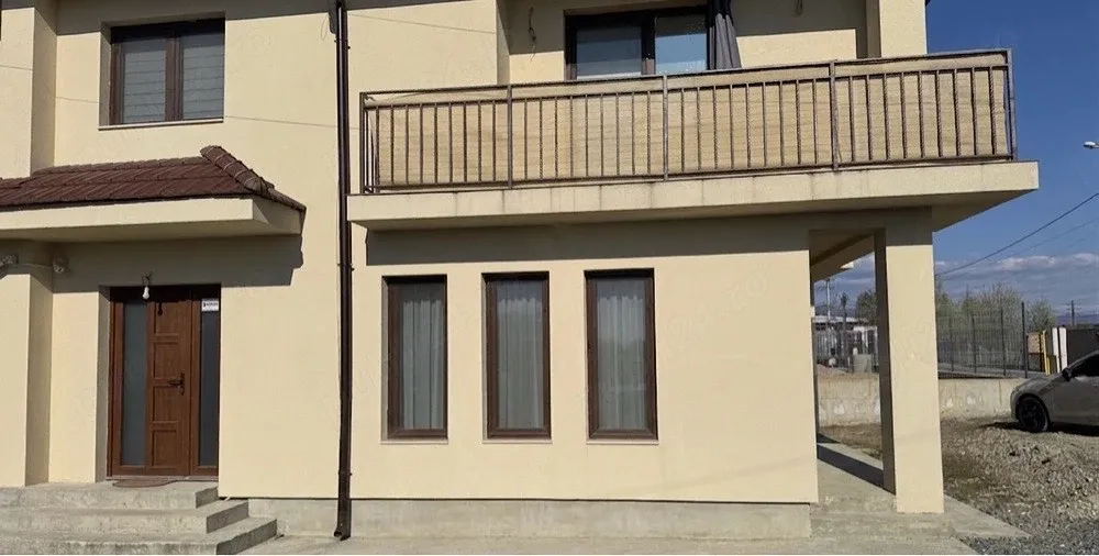 Casă Modernă în Zona Castelului Transilvania   Eleganță și Liniște