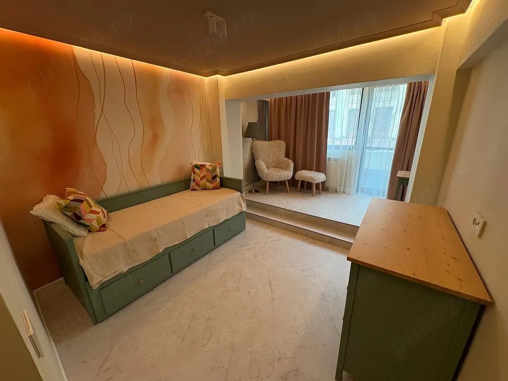 Apartament 3 camere   central   lux   prima închiriere - imagine 1