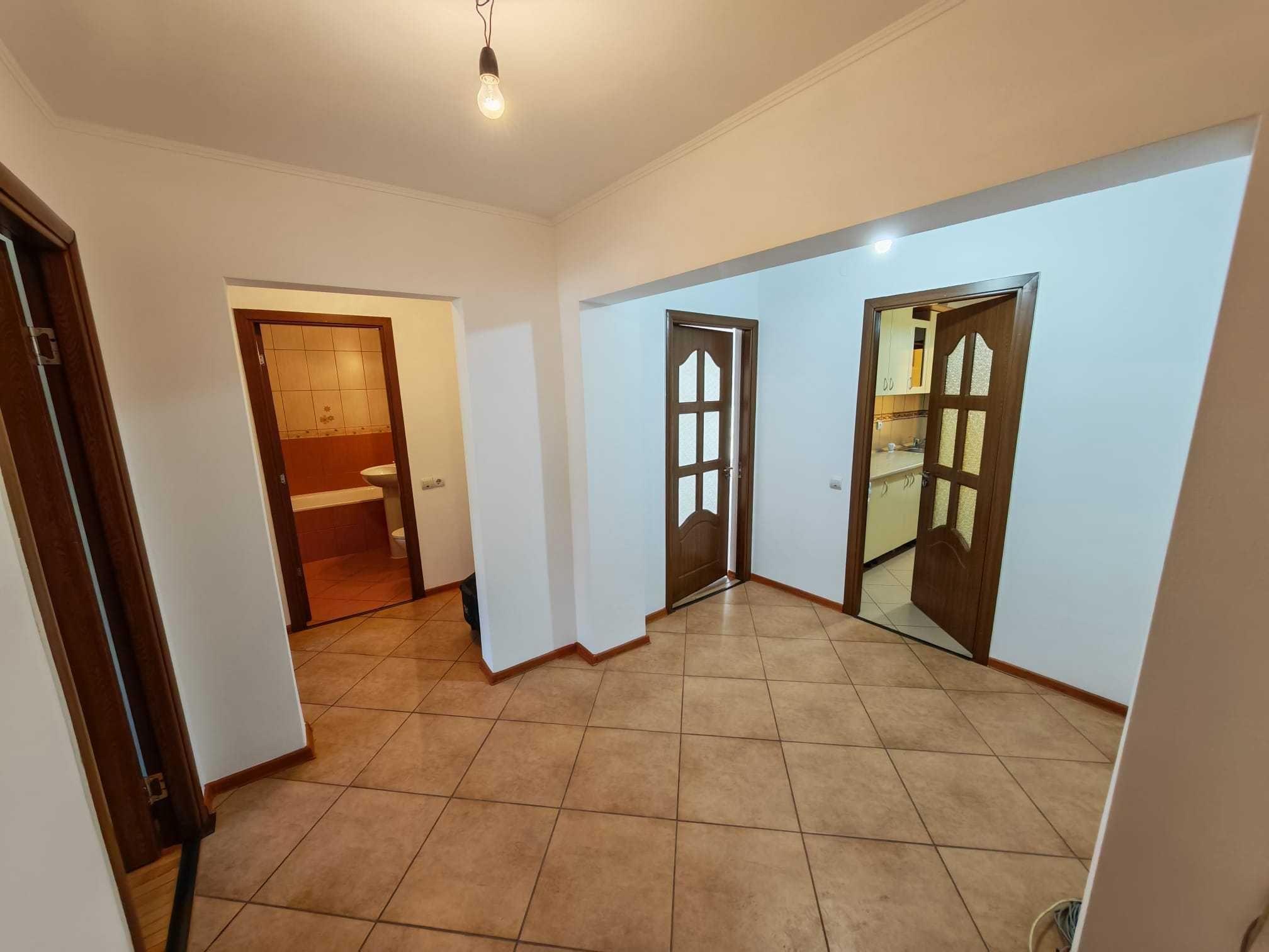 Vând apartament 3 camere decomandat (cu garaj și loc de parcare) - imagine 1