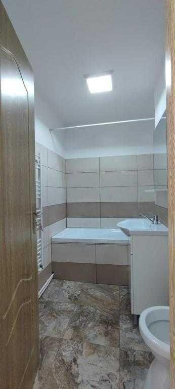 Apartament 3 camere, zona centrala, langa Vama.