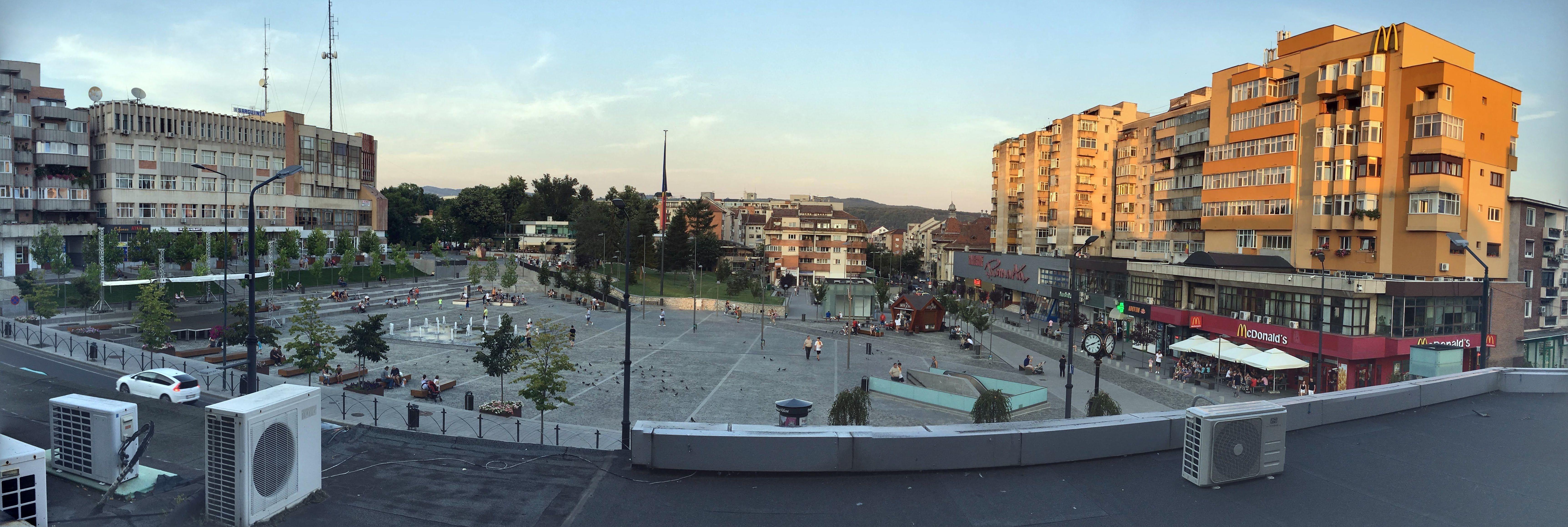 Inchiriez apart. 3 cam ultracentral,blocul fostul Union, cu terasa si vedere al intregului centru de la ceas.