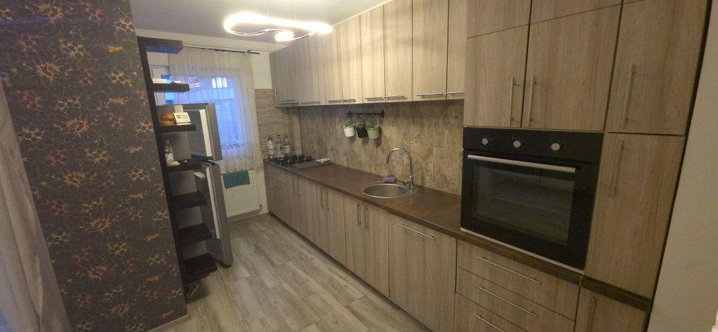 ÎnchirieInchiriez apartament zona BMW
Apartamentul este proaspăt zugrăvit, complet mobilat și - imagine 1