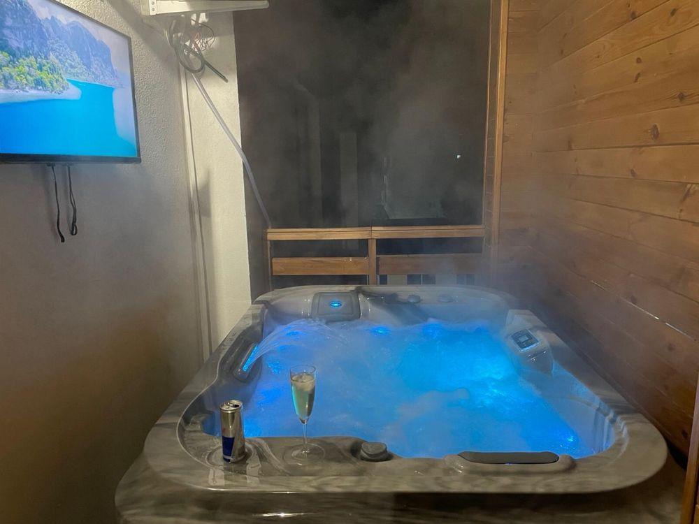 Inchiriez penthouse cu jacuzzi/gratar -bloc nou-zona centrala - imagine 1