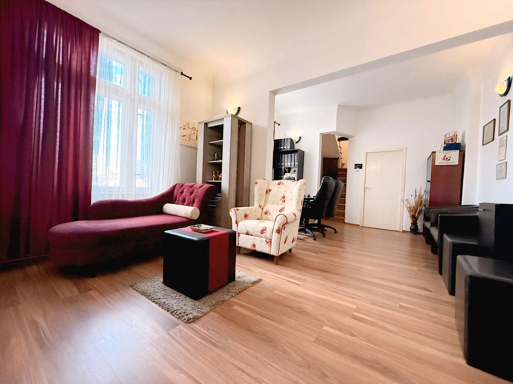 Central - apartament dispus pe 2 etaje in vila