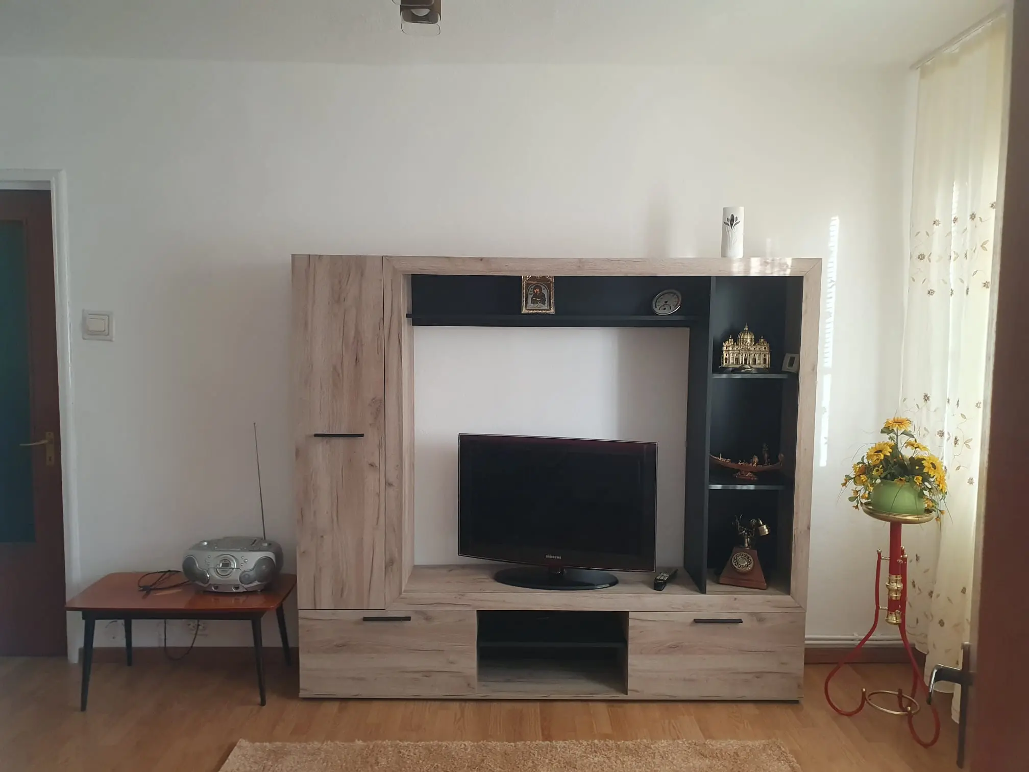 Proprietar,  se oferă spre închiriere apartament 3 camere, situat in Gavana 2, etaj 2 din 4, intr-o zona liniștită  si bine poziționată.  Apartamentul este complet mobilat si utilat, centrala termica proprie, izolat termic. LOC PARCARE INCLUS. - imagine 1