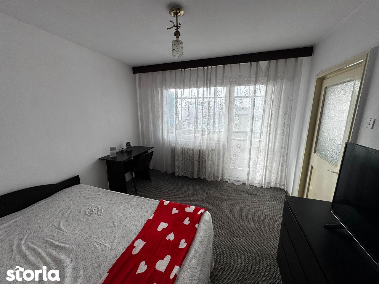 Persoana fizica.Apartament 3 camere. Podu Ros. Palas.