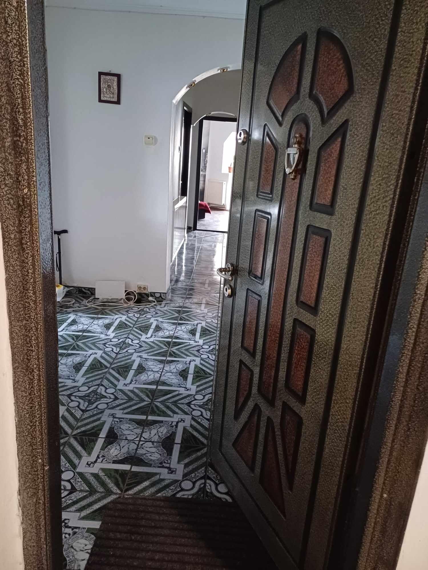 Vând apartament 3 camere Cug