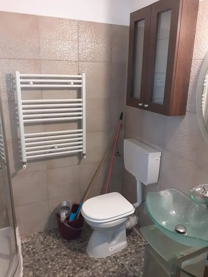 Vând garsoniera,  33m2,  an 2013, centrala proprie,  zona metroul 1 Decembrie 1918, etaj 3 din 3, mobilata-utilata,  pret 75000 euro, ușor negociabil