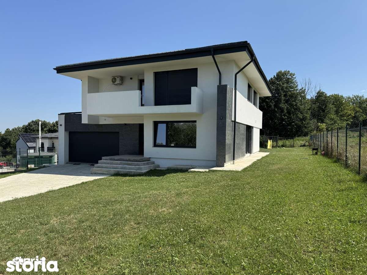 Casă modernă la marginea pădurii