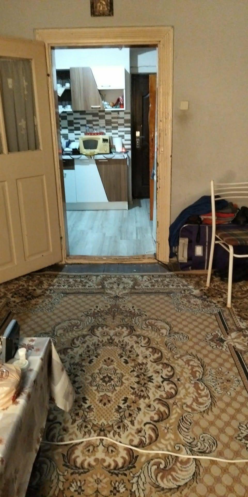 Vând apartament  la demisol