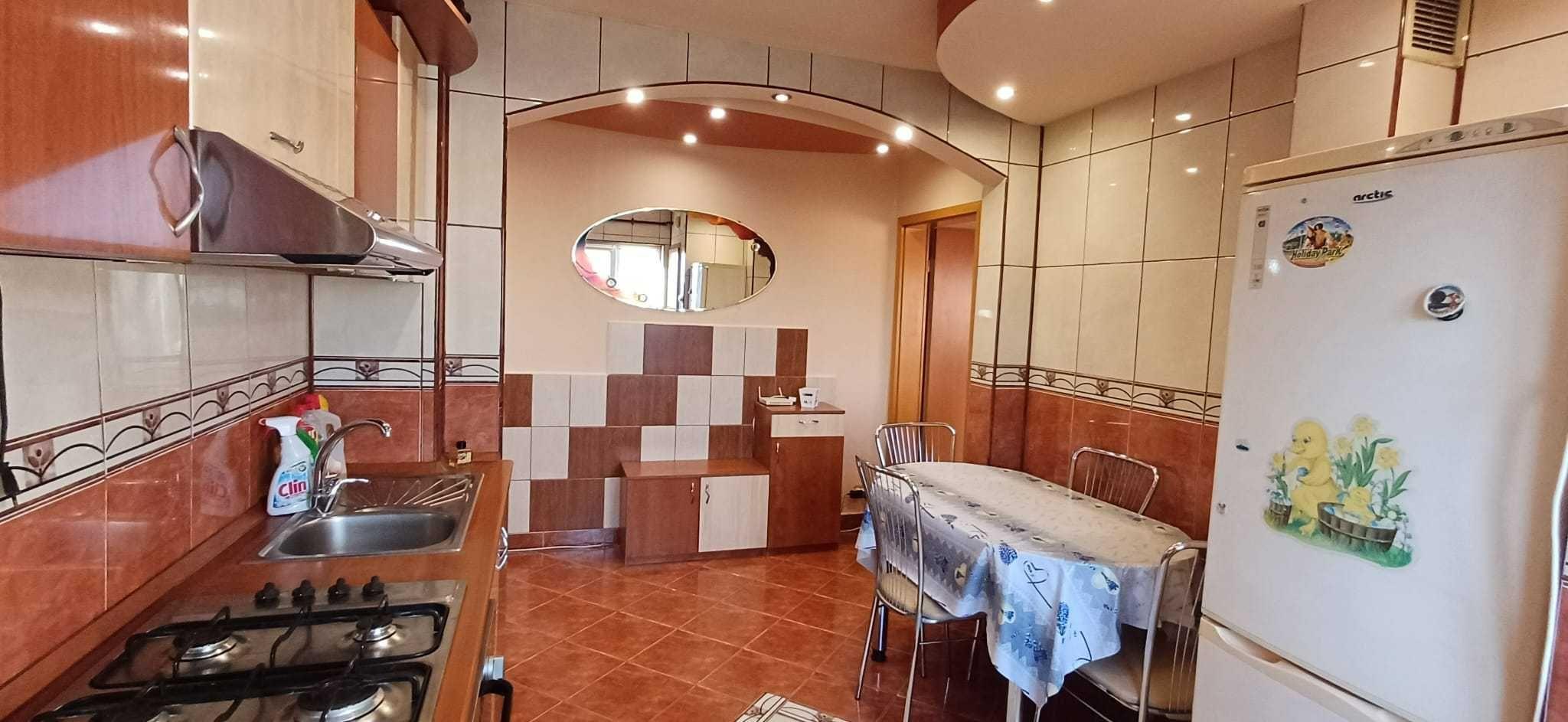 Proprietar, închiriez apartament 3 camere, centrală proprie, Girocului