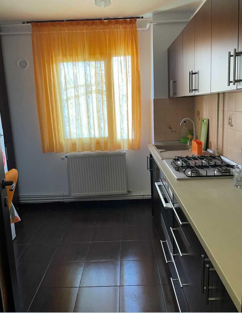 Ofer spre închiriere apartament de 3 camere zona Circumvalațiunii