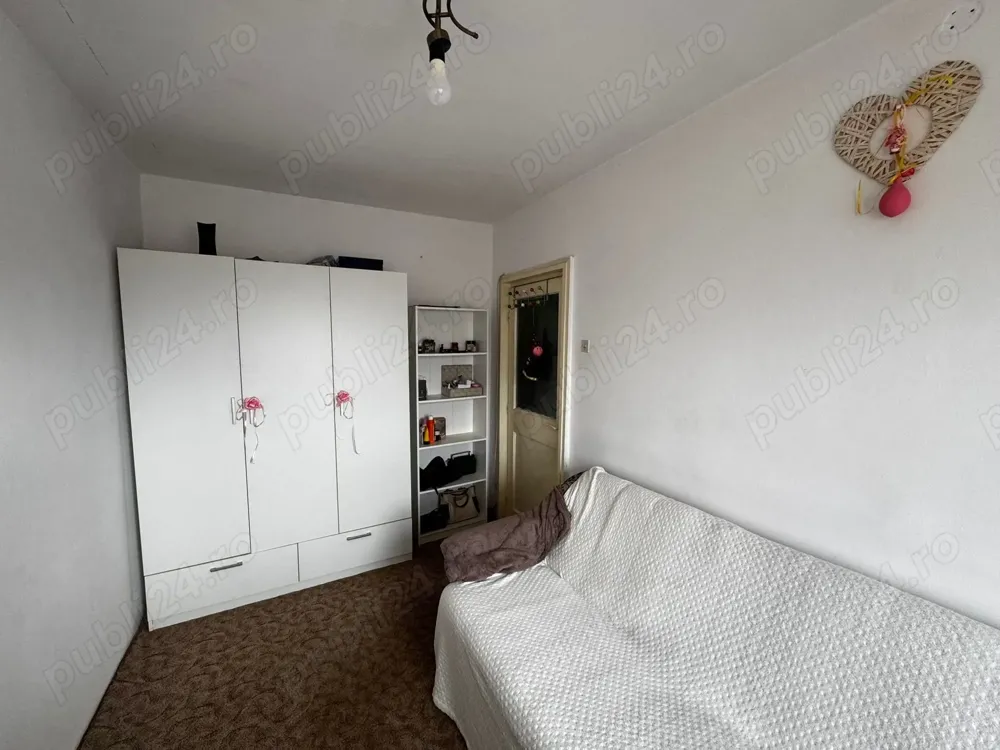 Persoana fizica.Apartament 3 camere. Podu Ros. Palas.