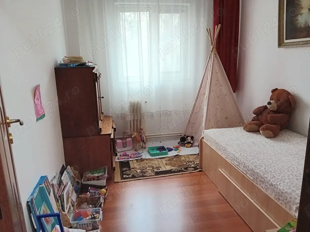 Vand apartament cu 3 camere la et 2 din 4, in Mircea cel batran, Iasi.