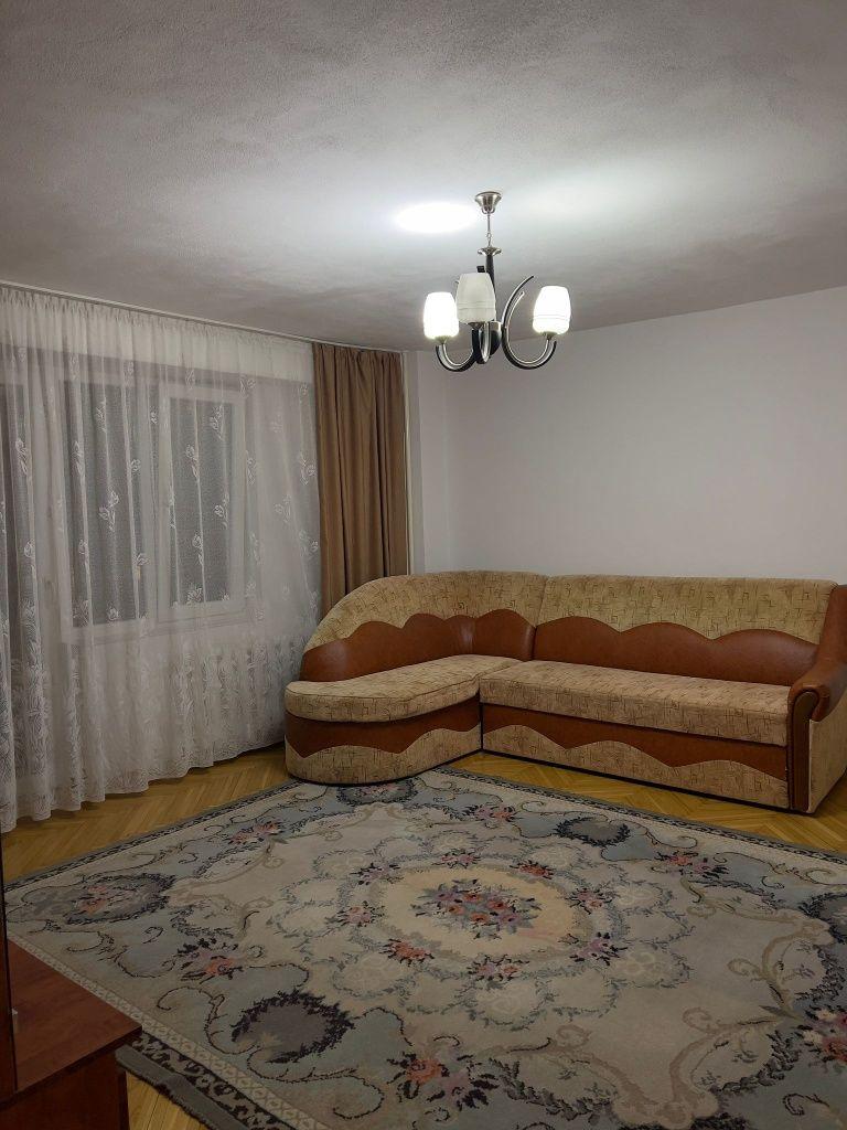 Închiriez apartament cu 2 camere în zona Decebal, strada Doina, etajul 1