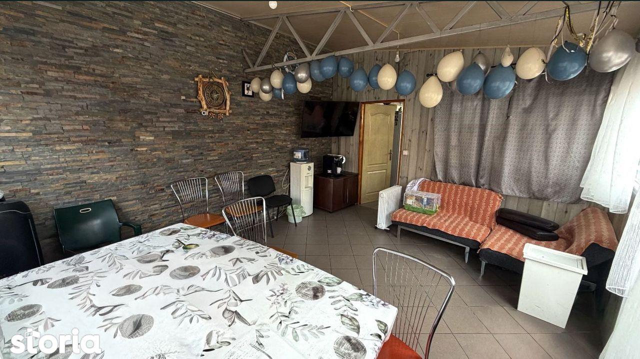 Casa de vanzare Ultracentrala + spatiu comercial ( chirie atractiva)