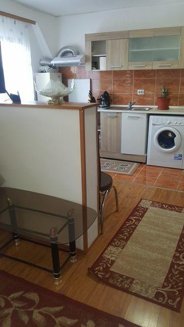 Închiriez apartament (mansarda)zona centrala ,centrala proprie,balcon închis, 1250 lei - imagine 1