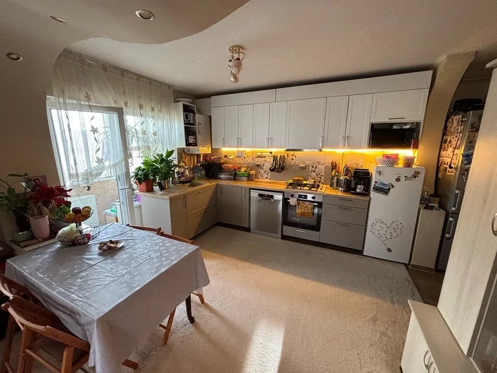 Vand apartament 3 camere | 64 mp | Etaj 1 | Parcare inclusă | Proprietar