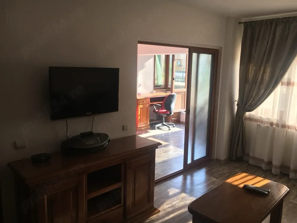 Inchiriez apart.3cam,ultracentral cu terasa si parcare privata.