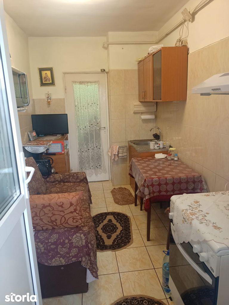 vand apartament  2 camere