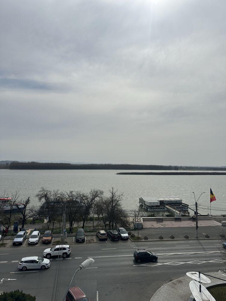 Vind apart 3  cam decomandate cu vedere la Dunare zona ultracentrala