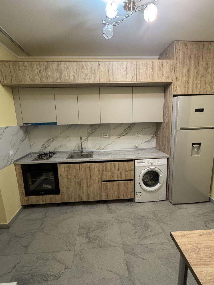 Inchiriez aparatament cu o camera la curte