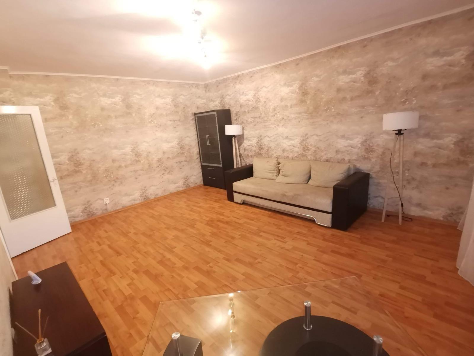 Închiriez apartament cu 3 camere