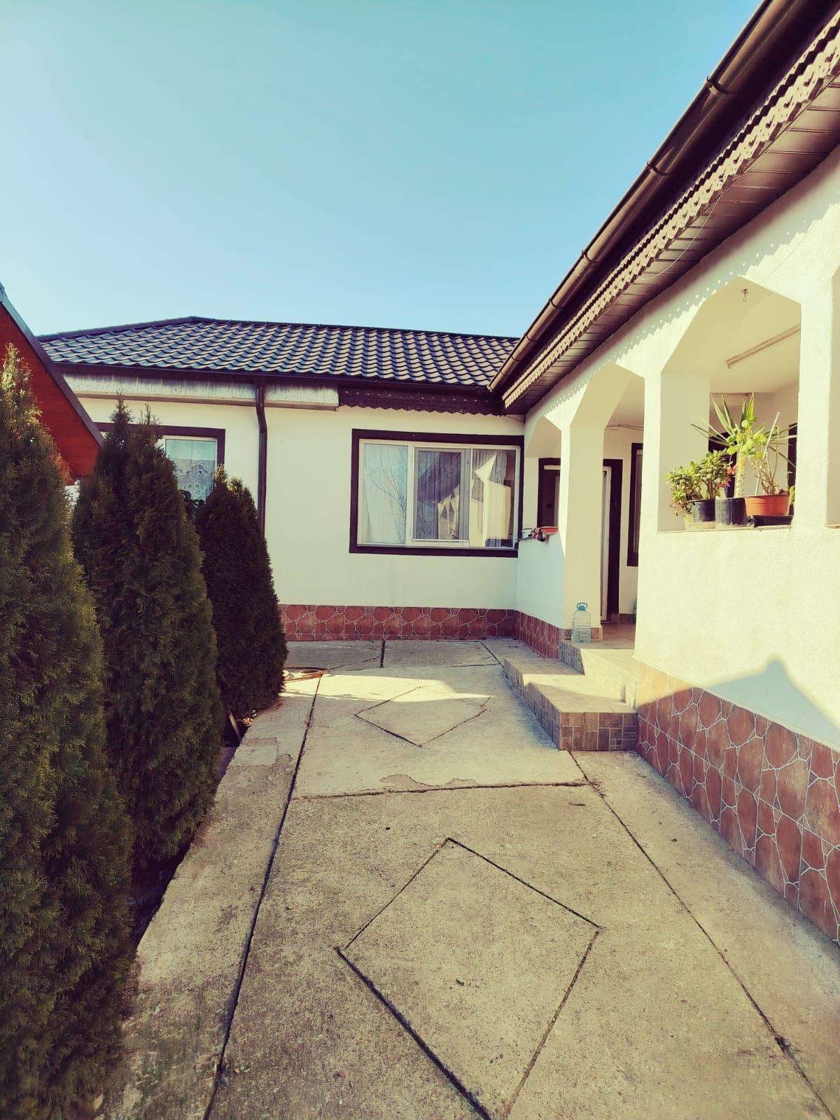 Vând casă com Schela central