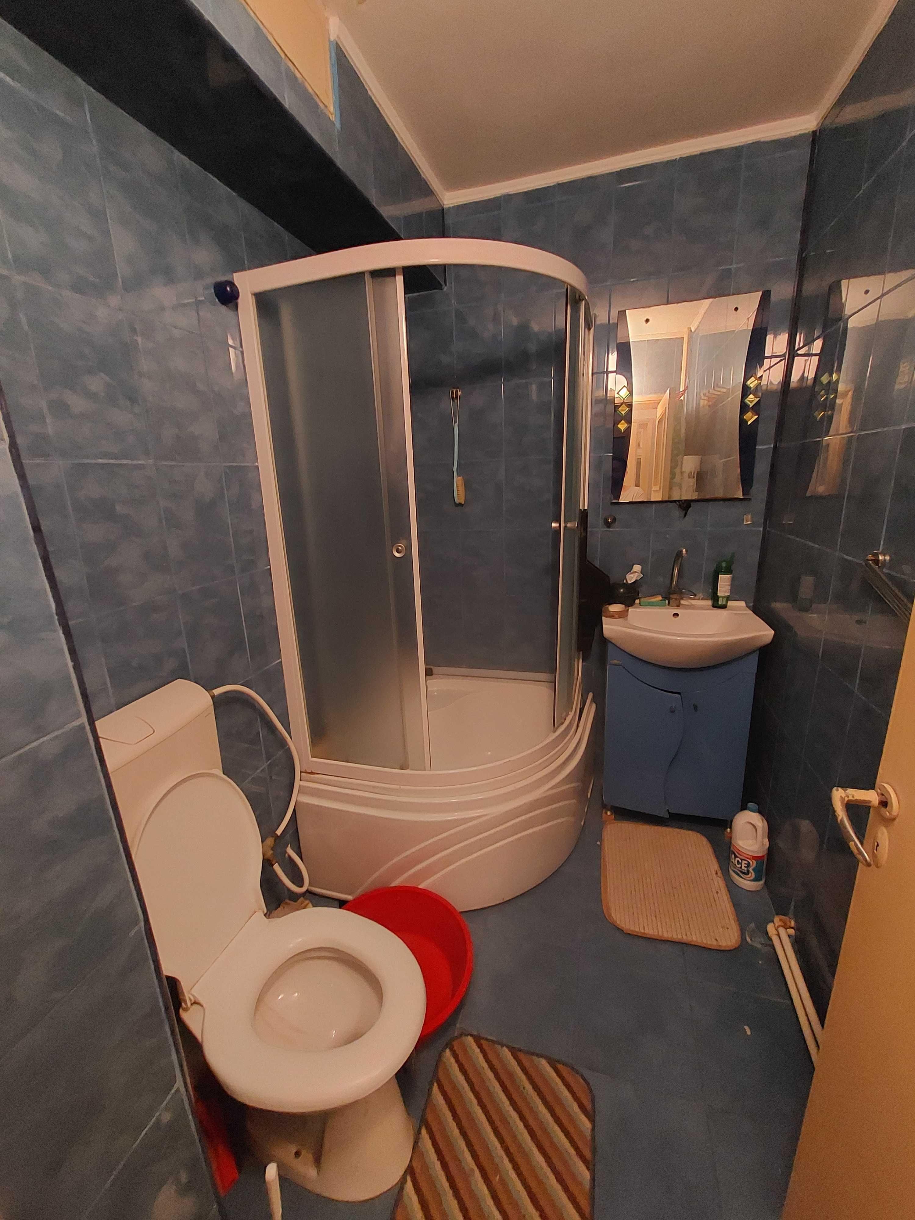 Apart. 2 cam, etaj 2, Bdul Independentei colt cu Calea Galati.