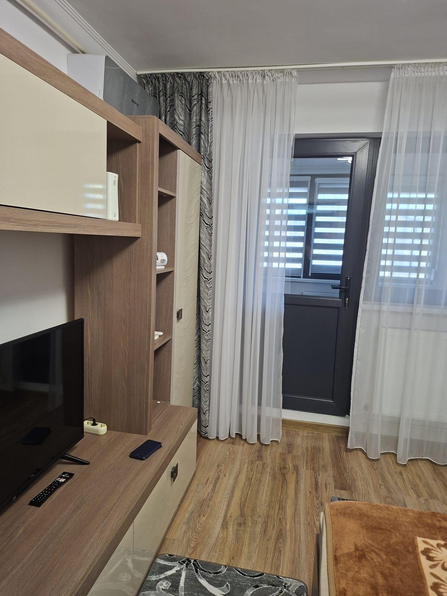 Închiriez garsoniera