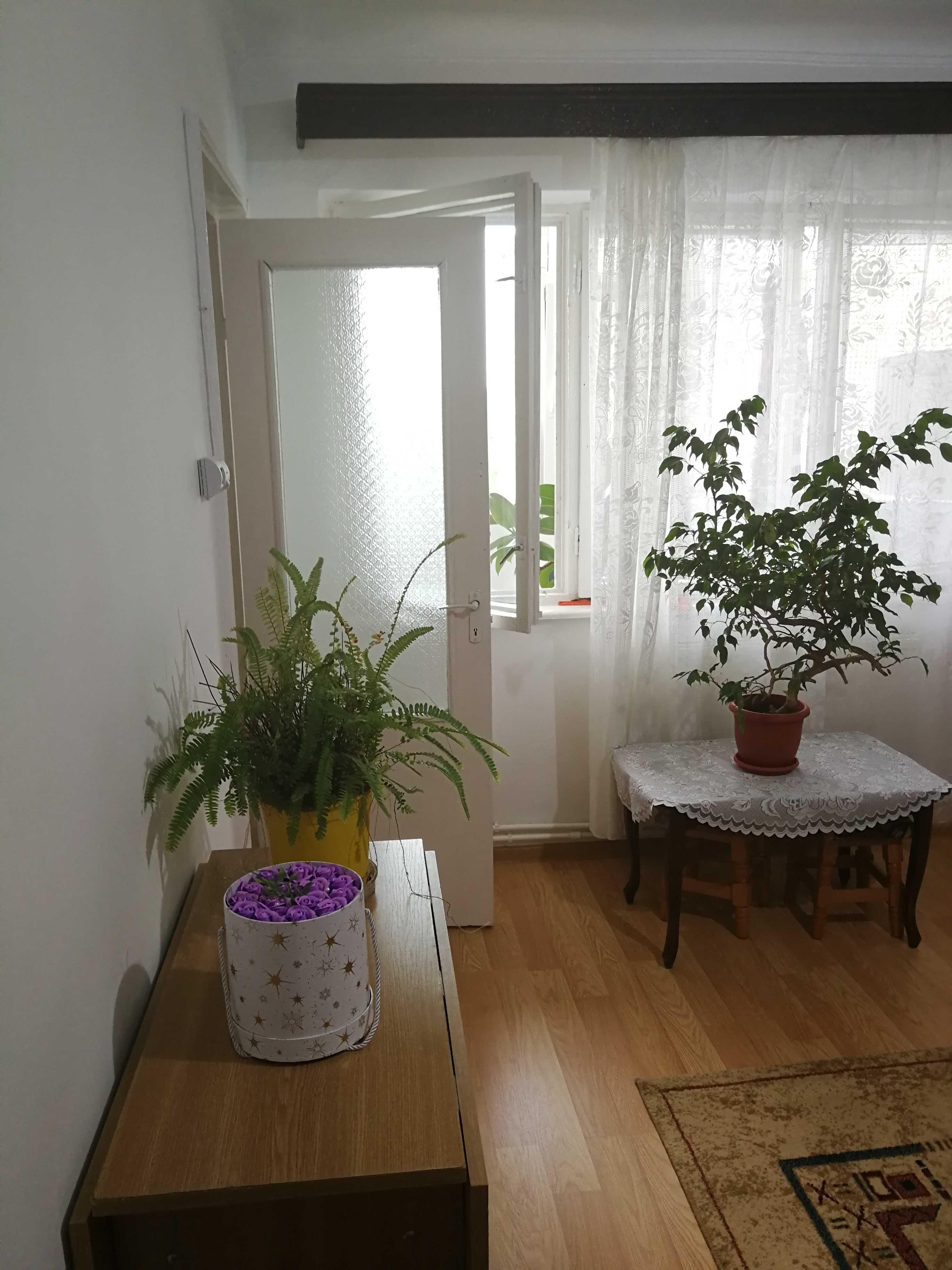 inchiriez garsoniera pe termen lung,mobilata si utilitata