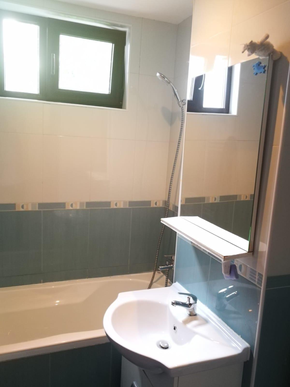 Închiriez apartament 1 cameră NEMOBILAT cu centrală și termopan