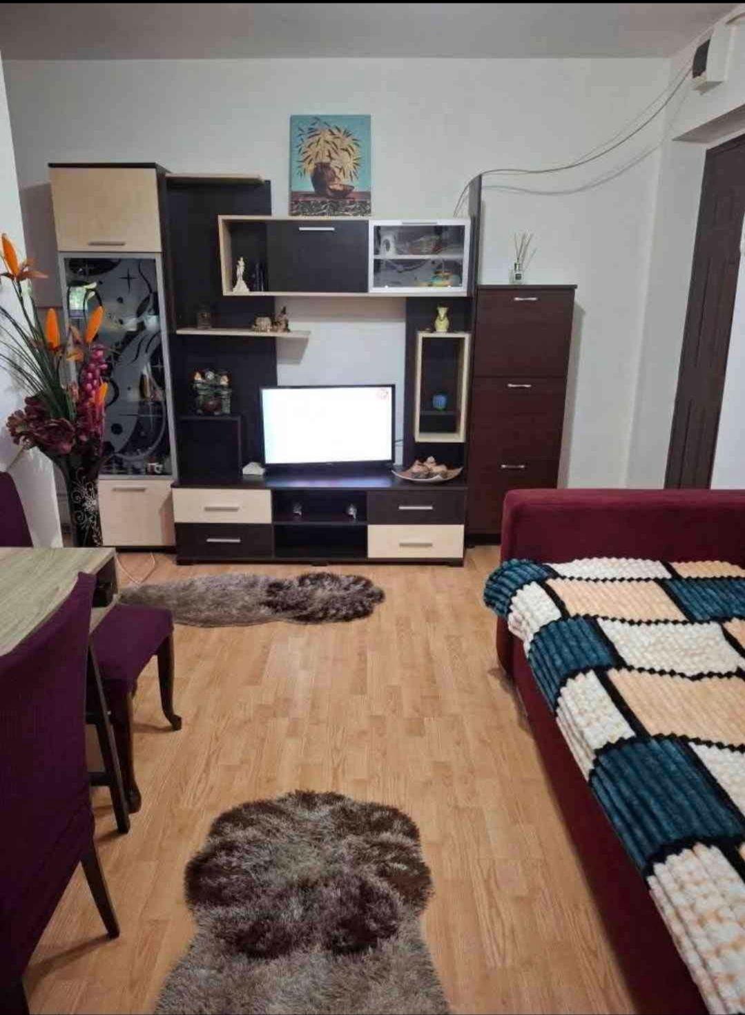 Închiriez apartament
