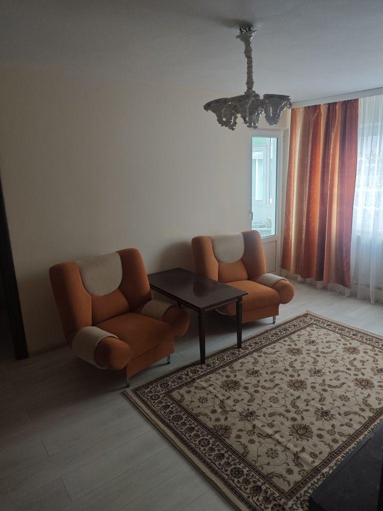 Ofer spre închiriere apartament cu trei camere