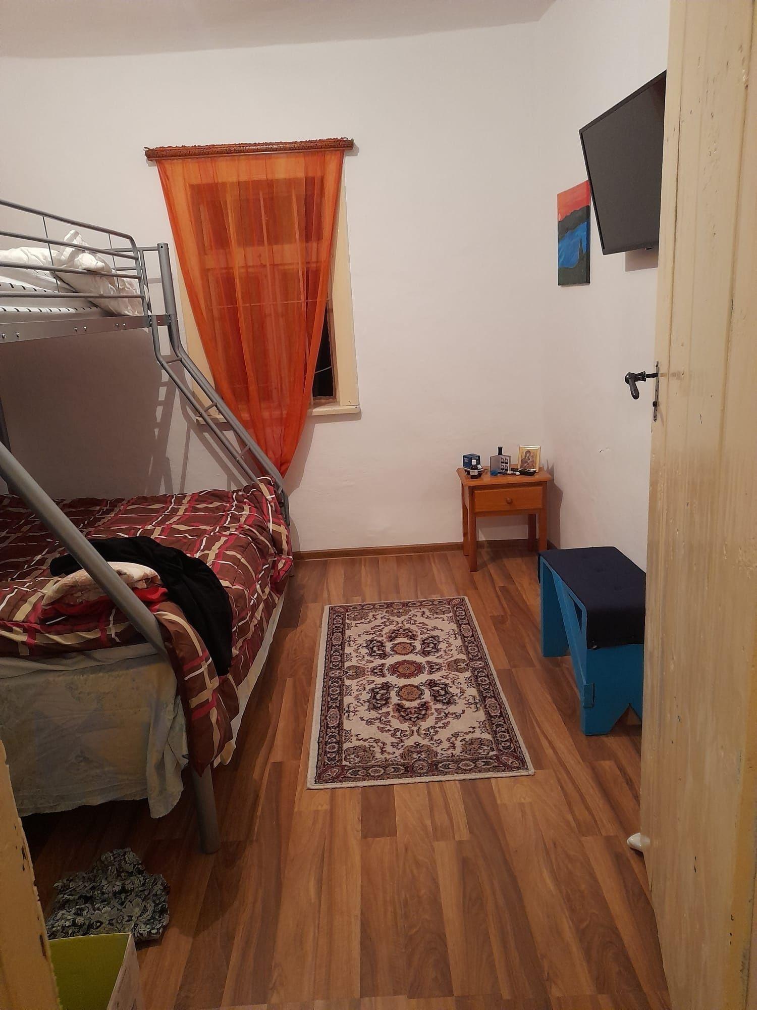 Vand casa batranrasca locuibila.