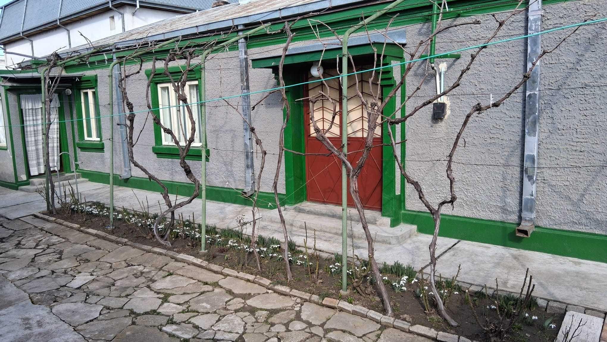Vand casa la curte, cartier Lacu Dulce - langa Sos. Rm. Sarat