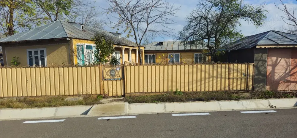 Casa bătrânească la sat - imagine 1