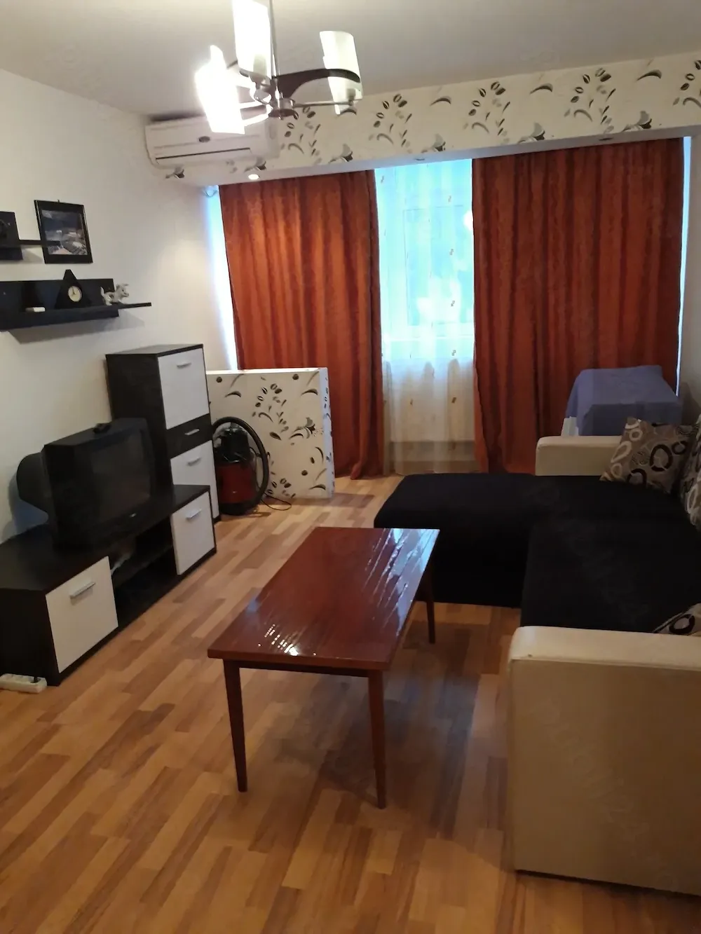 inchiriez apartament 2 camere etaj 1 piata mare