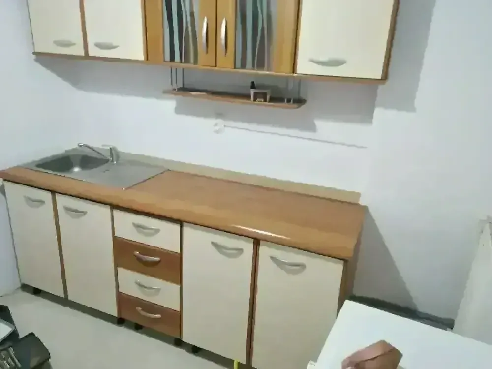 Închiriez 2 apartamente într-o casa zona centrală!   De închiriat   2 apartamente în casă, zonă cent - imagine 1