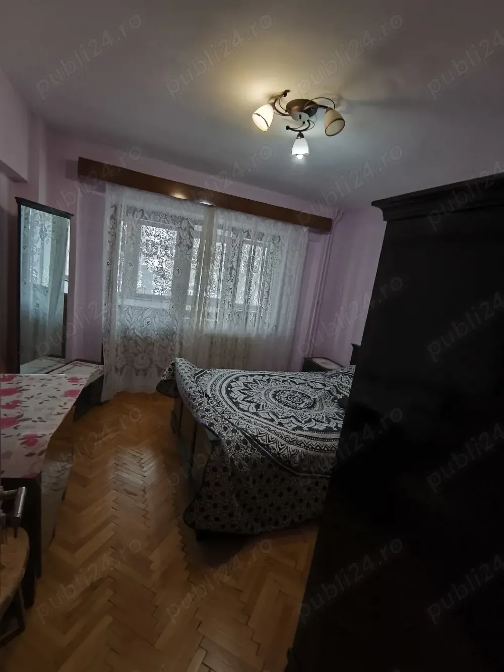 Vând apartament 3 camere, etajul 1, str. Tineretului colț cu Mioriței.
