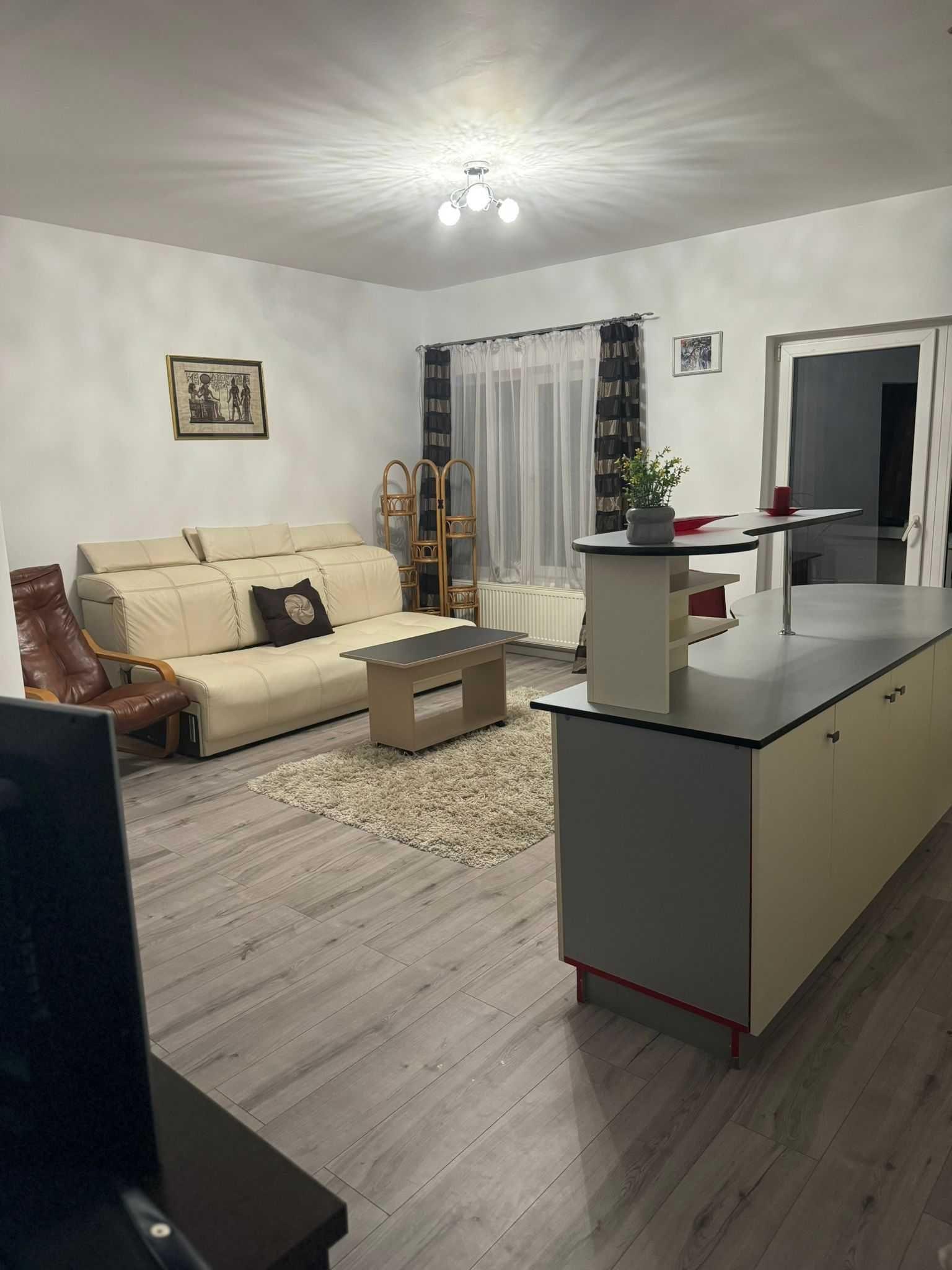 Închiriez apartament luminos cu 2 camere | Parcare inclusă