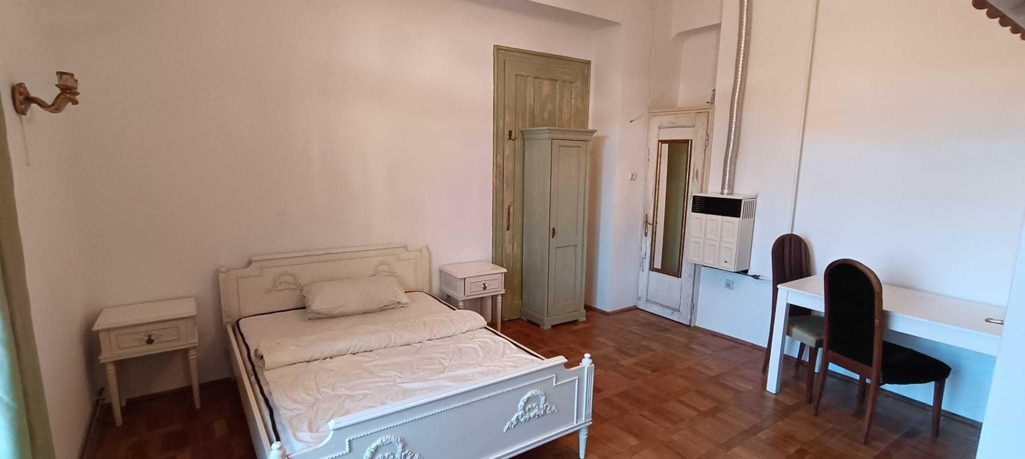 Inchiriez central garsoniera camera cu terasa in casa str Iorga