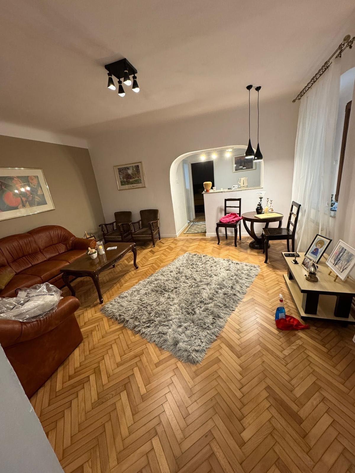 Apartament in casa, Piata Sfatului, complet utilat, gata de a fi locuit!