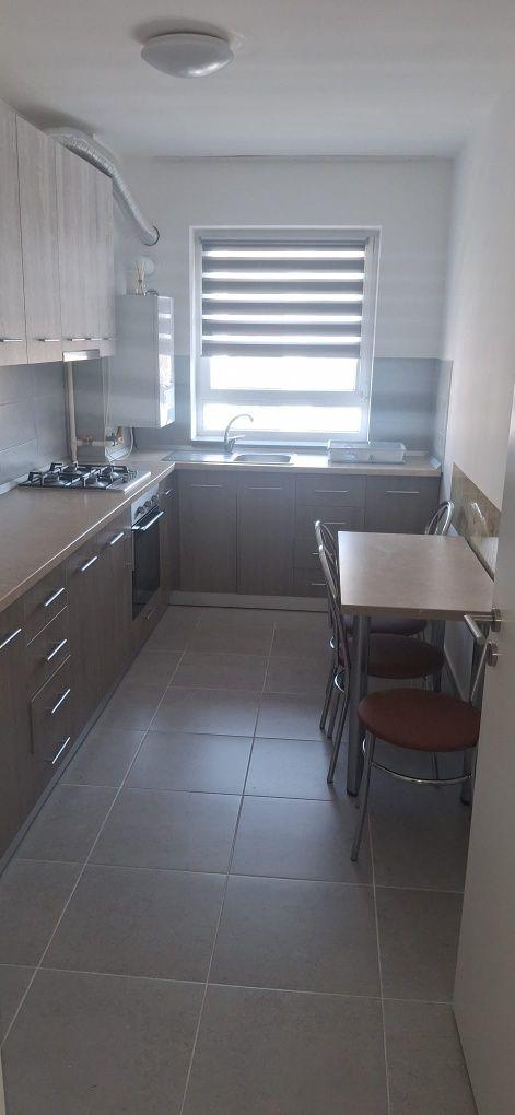 Închiriez apartament 2 camere cu dresing și parcare